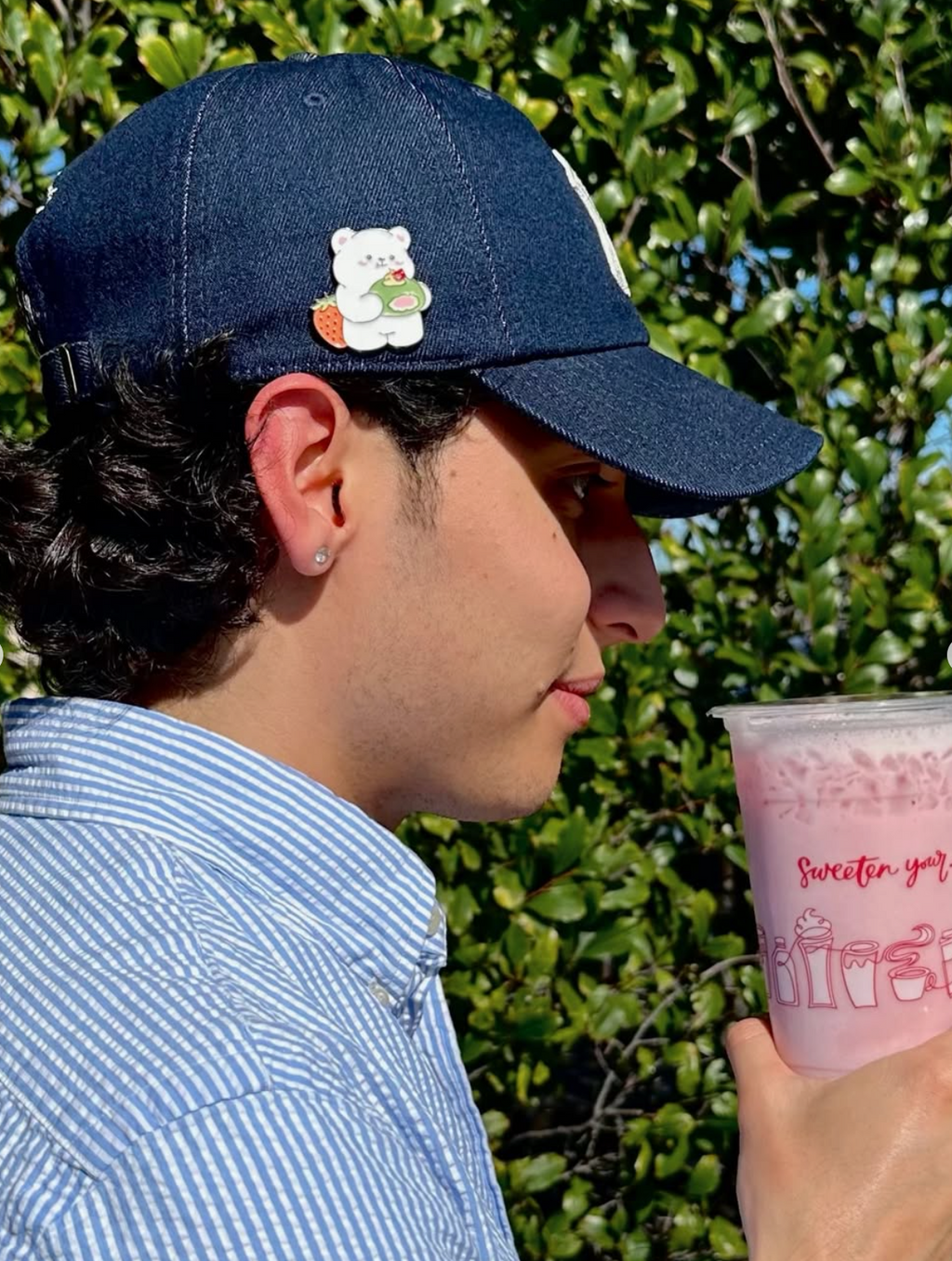 Buy 2 Strawberry Drinks, Get a Limited-Edition Magnet from 85°C Bakery
