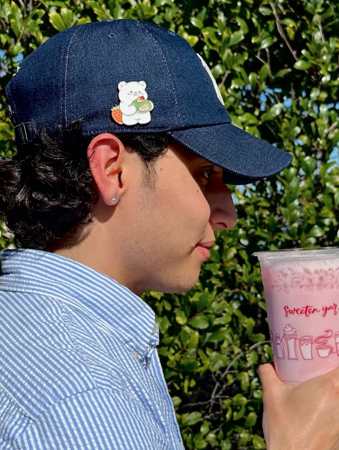 Buy 2 Strawberry Drinks, Get a Limited-Edition Magnet from 85°C Bakery